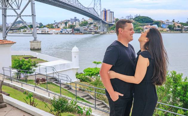 Ensaio Gestante de Ensaio Pós-Wedding em Florianópolis: Amor, História e a Majestic Ponte Hercílio Luz