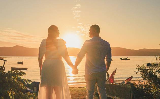 Casamento de Ensaio de Casal em Florianópolis: Pré-Wedding na Praia com Luz Natural e Cenários Paradisíacos | Fotografia de Casamento Civil