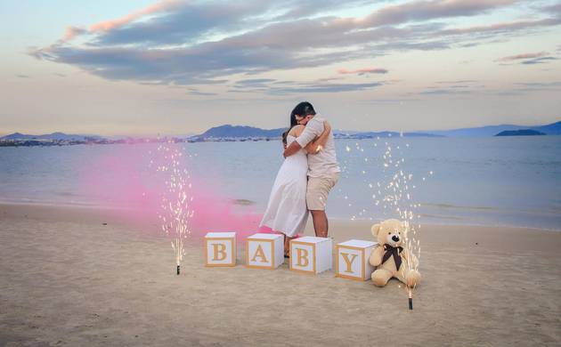 Revelação de Chá Revelação na Praia em Florianópolis – Ensaio em Família com Luz Natural e Muita Emoção