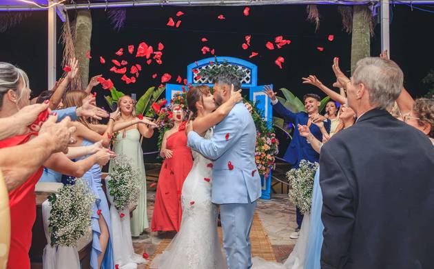 Casamento de Casamento [ao Ar Livre / na Praia]: Fotografia Espontânea e Emocionante de Nara e Nilson