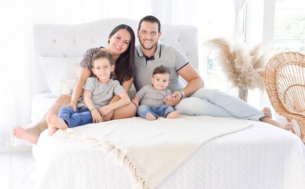 Quarto da foto  de Matheus e Lucas e sua família 