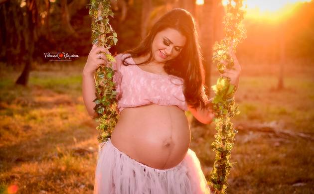 Gestante externo de Elaine em sua doce espera de Laura