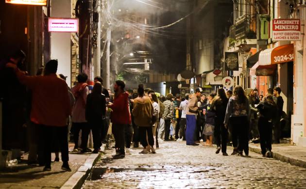 Fotojornalismo de Aglomerações em ruas e bares do centro de Florianópolis