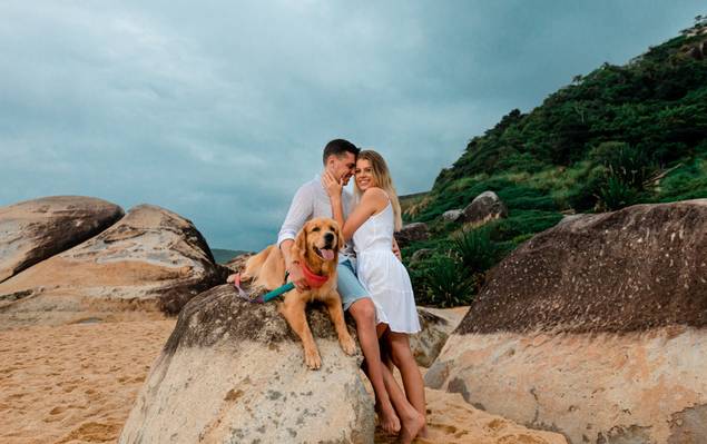 Ensaio Casal - Pré Casamento de Ensaio Pré-Wedding de Greyce e Rodrigo: Amor à Beira-Mar em Balneário Cambori