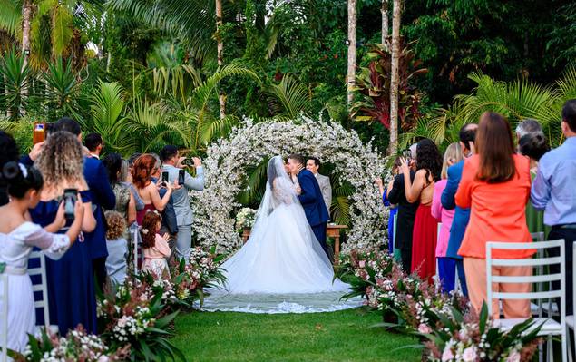 Casamento de Casamento ao Ar Livre em Itapema: A União Encantadora de Júlia e Adriel