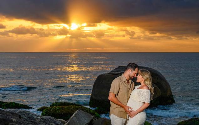 Gestante - Família de Ensaio Gestante ao Amanhecer na Praia do Estaleirinho em Balneário Camboriú 
