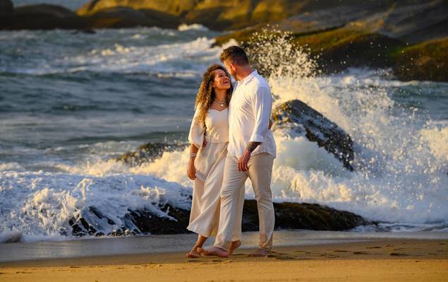 Ensaio Casal - Pré-wedding de Ensaio Pré-Wedding ao Amanhecer na Praia do Estaleirinho em Balneário Camboriú