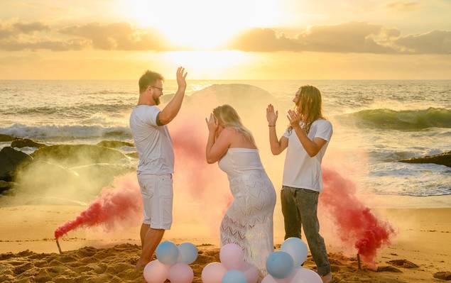 Gestante  de Chá de Revelação na Praia em Balneário Camboriú (Ensaio ao Amanhecer)