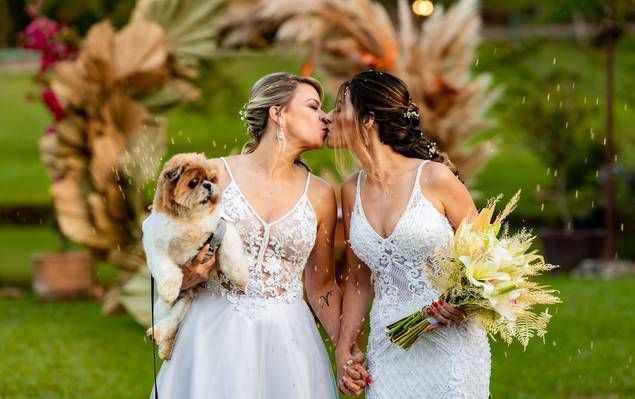 Casamentos de O Casamento de Huly e Beth: Uma Celebração de Amor e Entrega na Casa de Pedras