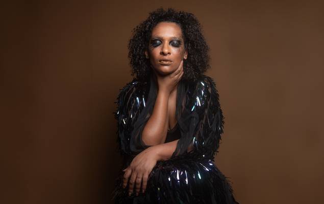 RETRATOS FEMININOS de METAMORFOSE : DAS SOMBRAS A LUZ -