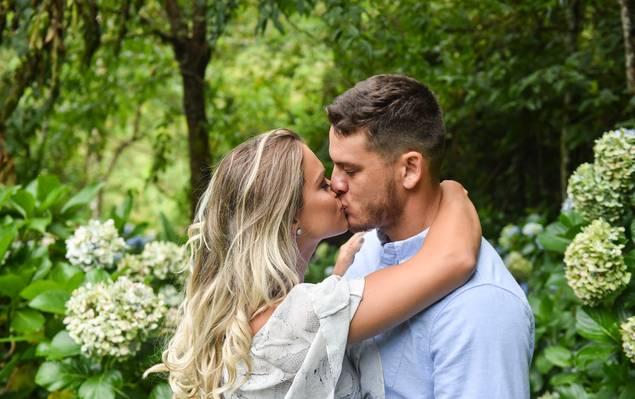 Casal de Vejo flores em você! Julia & Pedro