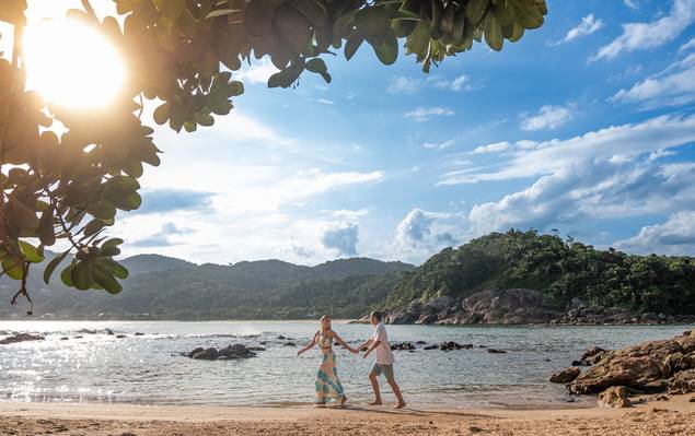 Ensaios de Ensaio Pre Wedding da Thais e do Christiano realizado na Praia das Conchas no Guarujá, SP