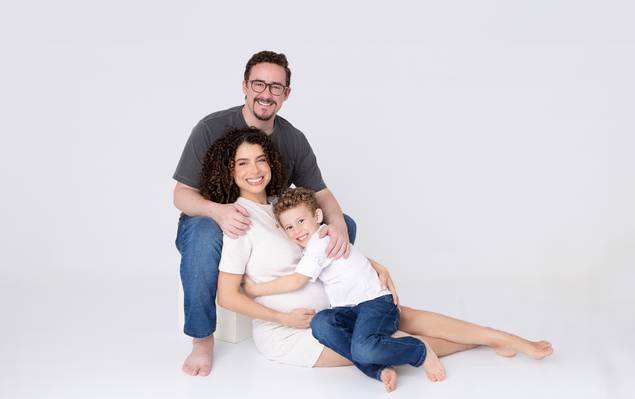 Gestante de Hanna, Diego e Miguel esperando a Olívia