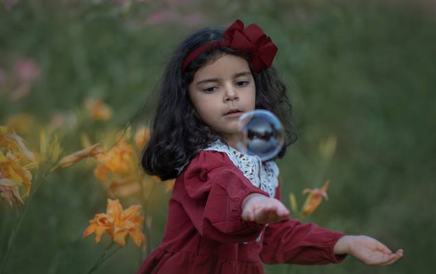 Infantil de Catarina entre flores
