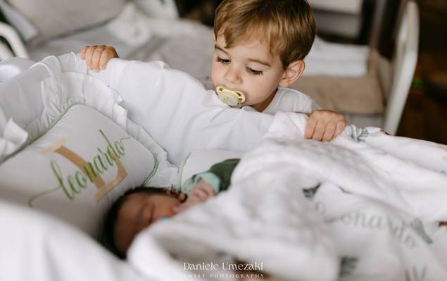 Fotografia de Parto  de Encontro de Irmãos na Maternidade São Luiz Star | Bernardo conhece o Leonardo