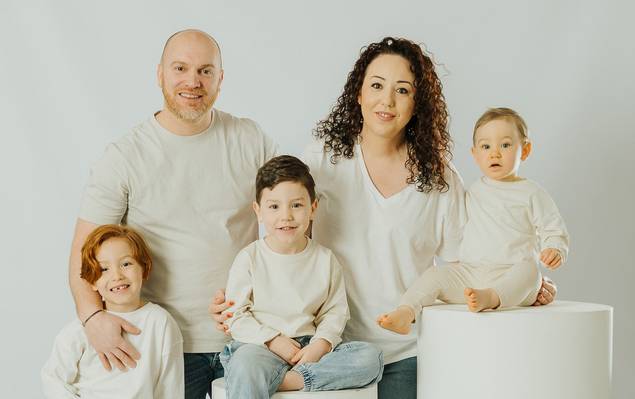 Sessões Fotográficas de Família de Sessão de Família em Estúdio – Milan, Gianni e Isaia