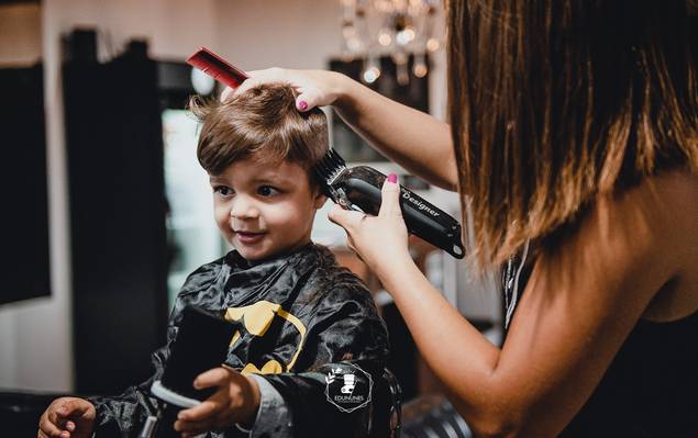 Ensaio Família de O primeiro corte do Benjamim na barbearia.