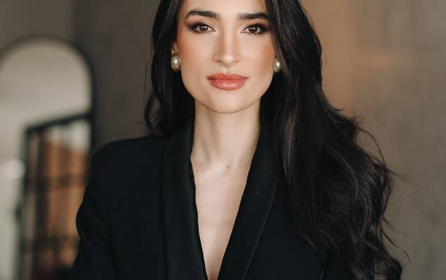 ENSAIO CORPORATIVO de ENSAIO CORPORATIVO - MÉDICA DERMATOLOGISTA 