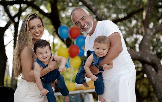 SMASH THE CAKE de Henry & Lucca fazem 1 aninho