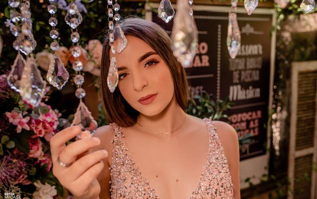 Quinze anos de Evelin Ferreira | Ensaio