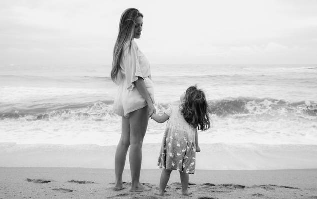 Famílias de Ensaio Mãe & Filha na praia em Guarapari | Mariana & Duda