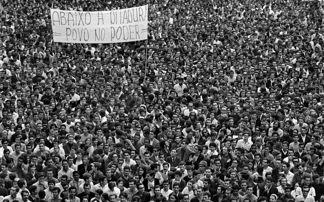 Evandro Teixeira é um renomado fotógrafo brasileiro, um dos principais nomes da fotografia jornalística no Brasil. 