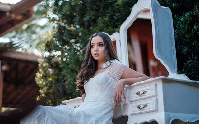 5 Ideias de Poses Criativas para Ensaios de 15 Anos