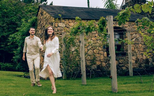 Júlia e Heitor num recanto do sul da Ilha