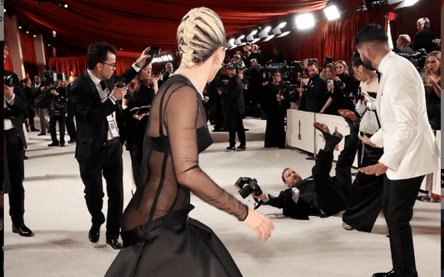 Lady Gaga no Red (champagne) Carpet da Cerimônia do OSCAR 2023 - 'Hold my Hand'