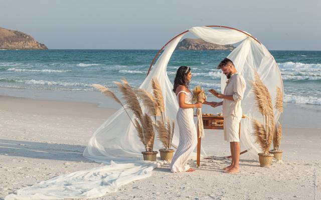 Realize o sonho de casar na praia!
No estilo Elopement Wedding, com uma cerimônia íntima e romântica a dois.