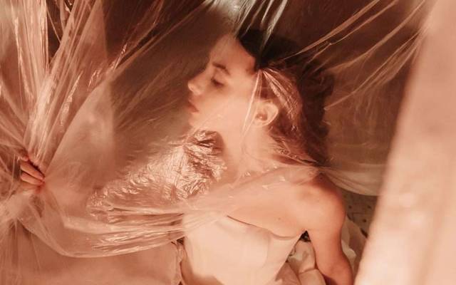 A Ascensão do “Casamento Temu” – E o que isso diz sobre nós