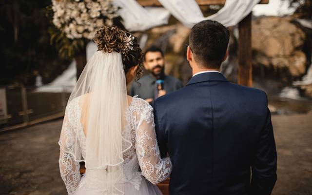 Vai casar ao ar livre? Veja como se planejar para lidar com a chuva