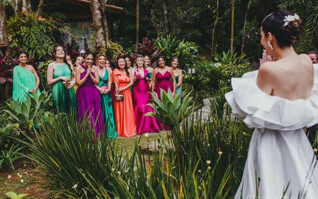 Vestidos Coloridos para Madrinhas: A Tendência Que Transforma Seu Casamento em um Espetáculo de Cores