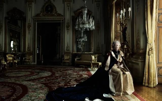 A Majestade da Luz: O Retrato Icônico de Annie Leibovitz para a Rainha Elizabeth II