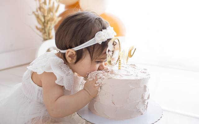 O bebé come o bolo na Sessão Smash the cake?