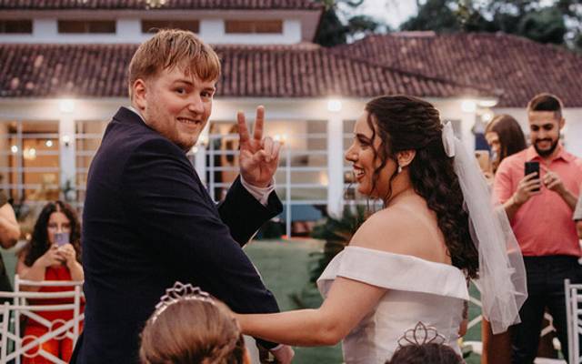 Como arrasar nas fotos de casamento, mesmo que você não goste de ser fotografado 📸💍