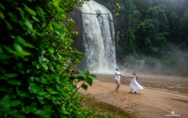 Pré Wedding na Cachoeira Grande em Lagoinha: Um Sonho Realizado em Família | Fabiana + Paulo