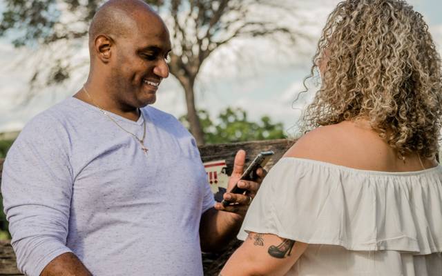 Pedido de namoro e depois votos feitos no mesmo lugar( em uma porteira). 