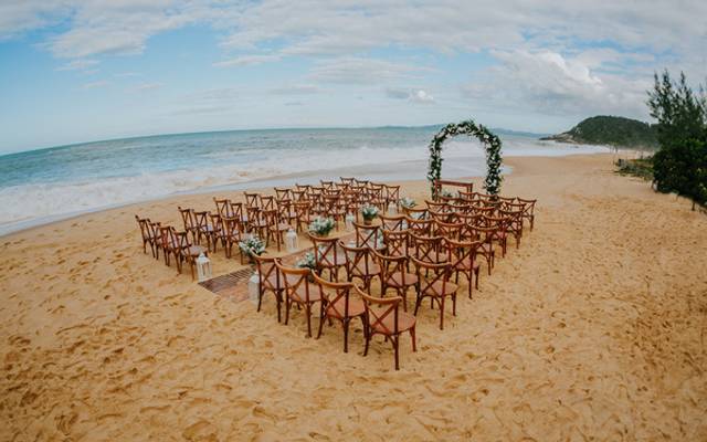 Casamento de Manhã na Praia: O Charme da Luz Natural e a Segurança do Plano B