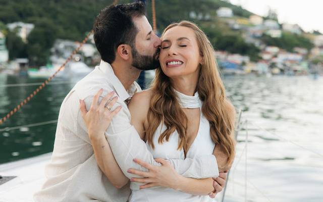 Além do Horizonte: Um Ensaio Pré-Wedding Cinematográfico em um Veleiro em Porto Belo