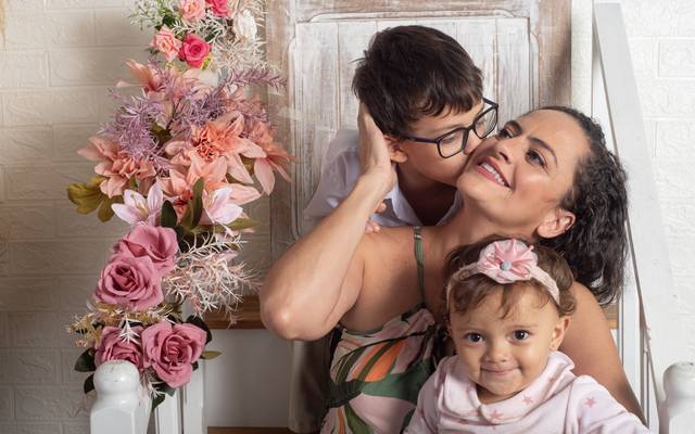 Valorizando a beleza e o amor de Mãe: por que fazer um ensaio fotográfico do dia das Mães é uma ótima opção.
