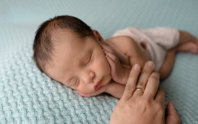Ensaio newborn em casa no Rio de Janeiro: um registro no seu ritmo, sem pressão