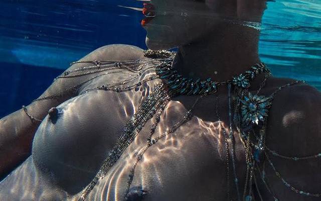 O CORPO SEM CABEÇA ESPETADO NA ESPADA