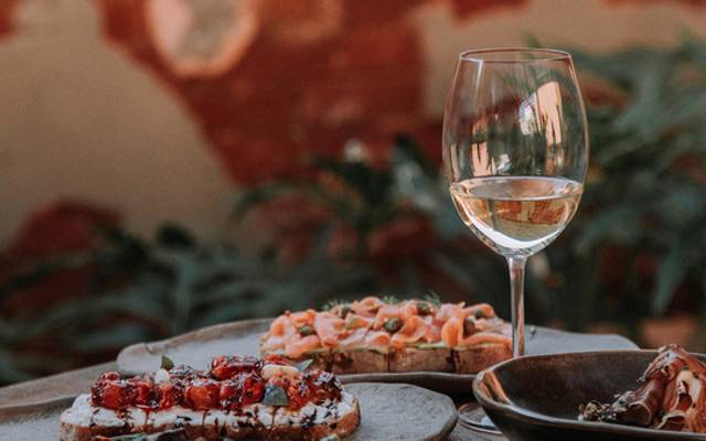 A Arte de Fotografar Vinhos e Gastronomia: Uma Experiência na Vinheria Go Wine