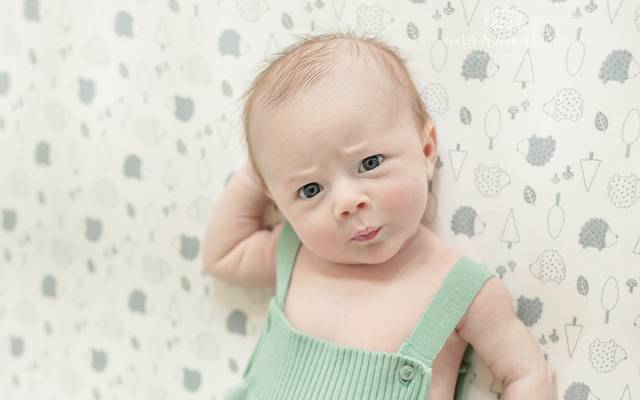 Should I Do a Home or Studio Newborn Session?
