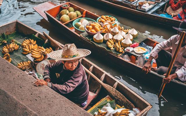Os Vibrantes Mercados Flutuantes de Bangkok
