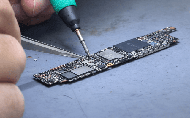 Problema na Placa do iPhone: Como Identificar, O Que Causa e Por Que Esse Reparo Exige um Especialista
