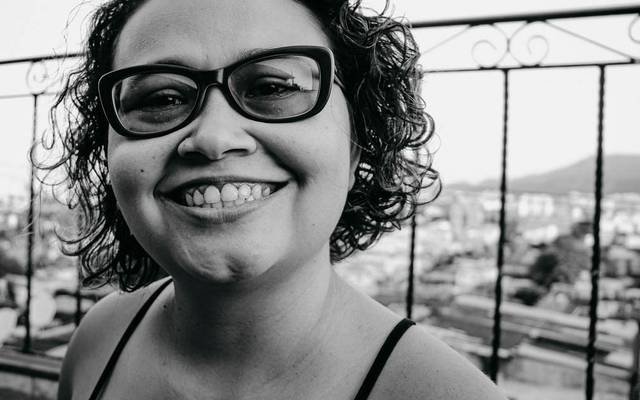 Olá, eu me chamo Soraya Pamplona. Amo a fotografia desde que me conheço por gente, onde eu me divertia com uma câmera Zenith 12XP de rolo de filme do meu pai e sempre fotografei por diversão. Dava um jeito de fotografar nas festinhas dos amigos que eu ia.