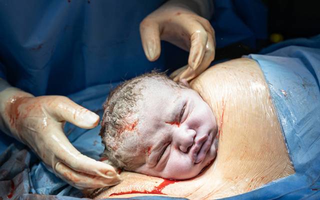 Além da Pose: Um Guia para Registrar sua Gravidez com Espontaneidade e Afeto