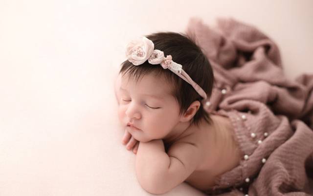 Eu percebo que muita gente ainda pensa no ensaio newborn só como fotos bonitas do bebê… cenários delicados, poses fofinhas, t